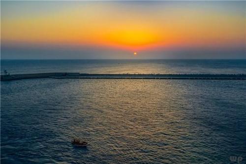 灿烂的晨光映照在辽阔的大海上