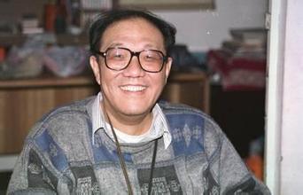 史铁生（1951年1月4日至2010年12月31日），中国作家，散文家。 1951年生于北京。他于1967年毕业于清华大学附属中学，并于1969年前往延安跳伞。1972年，双腿瘫痪返回北京。后来，他患了肾脏疾病并发展为尿毒症，并且他每周透析3次。后来，他担任中国作家协会全国委员会委员，北京作家协会副主席，中国残疾人联合会副主席。自称职业病，业余写作。他于2010年12月31日凌晨3:46因突然的脑溢血死亡，享年59岁。
