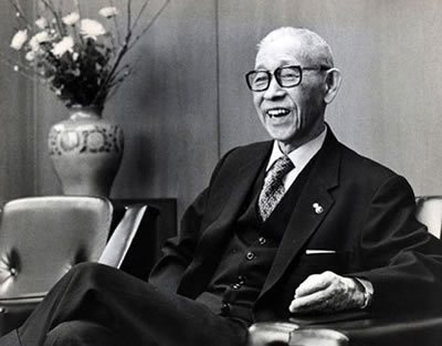 松下幸之助是日本著名的跨国公司“松下电器”（被称为“管理之神”）的创始人-日本公司的管理系统（例如“终身雇佣系统”和“优异年”）都是由他。英文名：松下幸之助。