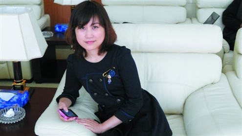 辛义武，女，1981年出生于广西桂林，原名姜春玲，北京白马时代文化发展有限公司金牌作家，毕业于广西师范大学。专职作家，现与北京白马时空文化发展有限公司签约。北京白马时间文化发展有限公司是1980年代出生的最受欢迎的女作家之一，是青年文学的新领导者，并且是原创的“温暖的青年”女性情感小说。她的所有作品均在销量中排名第一。它是该榜单的冠军，已被连续改编成电影和电视作品，累计销量超过300万册。