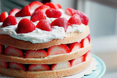 9.草莓蛋糕：用勺子轻轻地挖出一块草莓奶油蛋糕，放进嘴里，根本不需要咀嚼，它会在口中融化一会儿，散发出淡淡的芬芳。在嘴唇和牙齿之间。经过细腻的回味后，奶油般的口气在口中回旋，香甜可口。