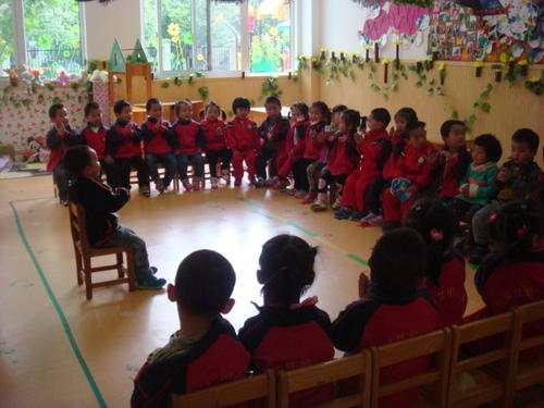 幼儿园班上的孩子谈论生日