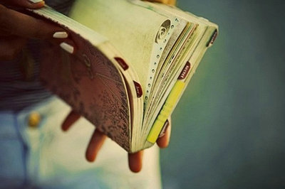 最有哲理的一句话：生活就像一本书，傻瓜急忙把它翻过来，一个聪明人仔细地读了一遍。