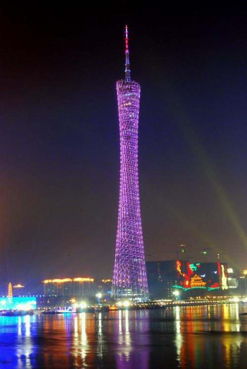 描述广州塔夜景的构图