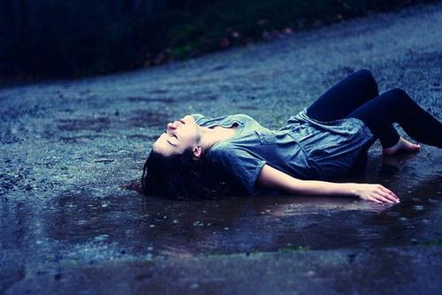 15.当你是失眠时，雨水像雨一样落下，如雷鸣振动。