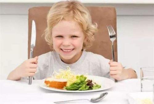 请喜欢由编辑组织的关于与孩子一起快乐饮食的句子