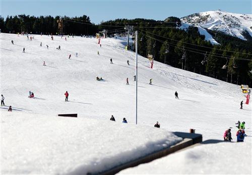 滑雪是冬季令人兴奋且充满挑战的户外运动