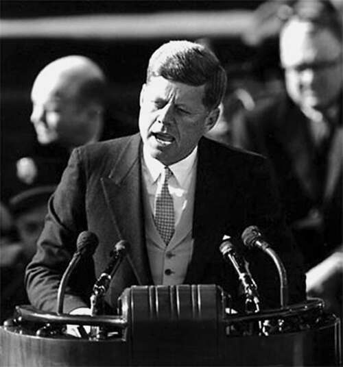 肯尼迪（Kennedy）在1942年是海军中尉。1946年至1960年，他是众议院议员和参议员。1960年，他当选为美国总统。43岁时，他是美国最年轻的当选总统。美国截至2015年。他还是唯一一位信奉罗马天主教的总统，也是唯一一位在2015年获得美国历史普利策奖的总统。