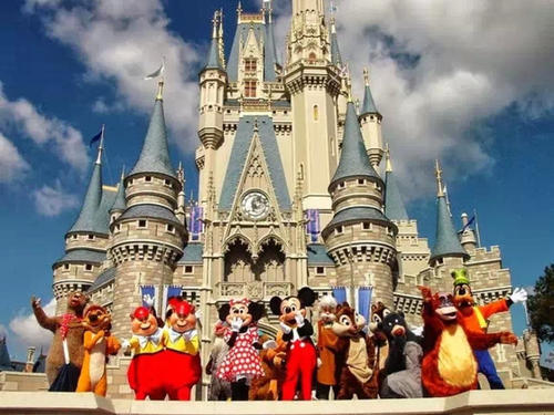 11.迪士尼欢乐剧院立即被带入了童话世界，例如森林童话和狮子王。
