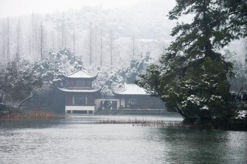 描写长江以南冬季风光的诗