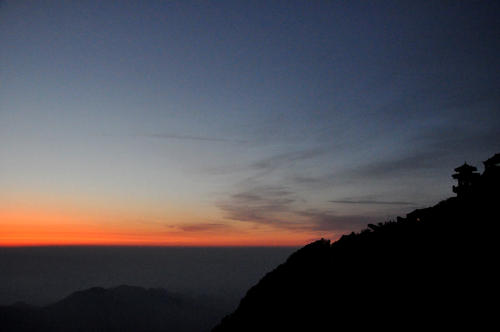 从泰山山顶观看日出