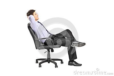 一个人不能同时坐在两把椅子上