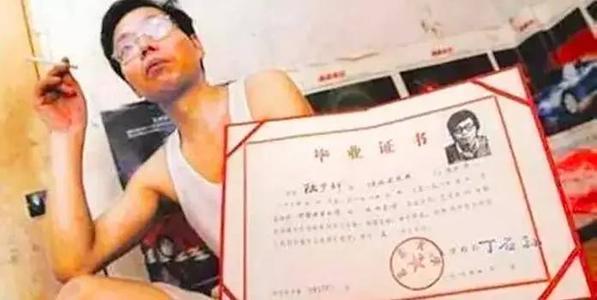北京大学销售猪肉的毕业生已有50岁。他现在在做什么？