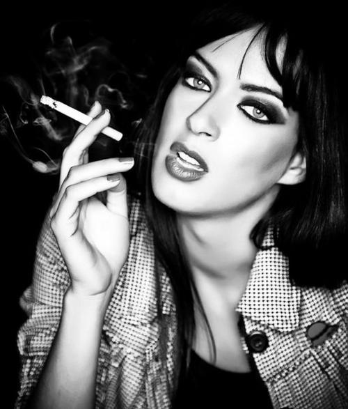 女人谈论吸烟