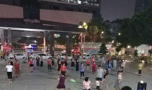 阿姨们对广场舞绝对是真实的