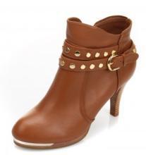   试穿合脚的鞋子