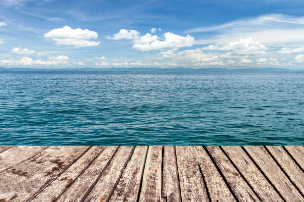 在阳光的阳光下破碎