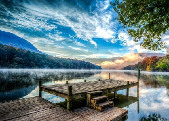 日子充满了五彩缤纷的光影