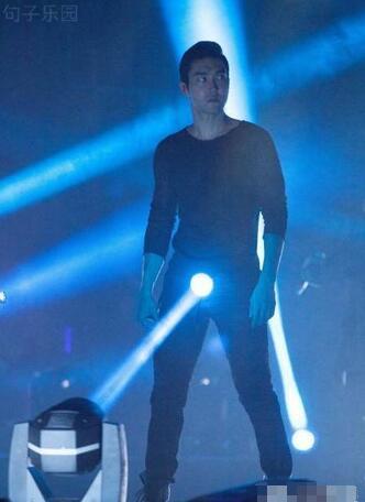 因为当我从高处跌落时我的手在地面上