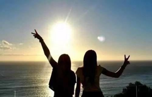 丝绸般的流水没有被石头挡住