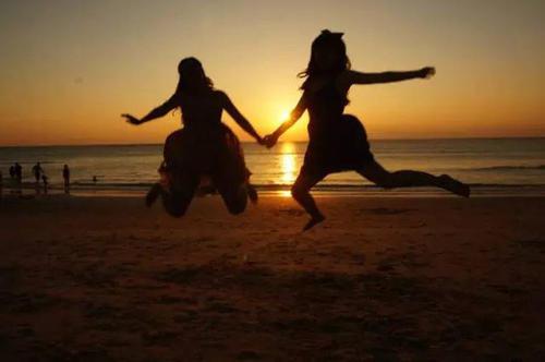 和女友一起旅行时如何结交朋友