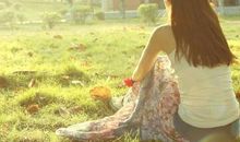 经典的句子说说心情：能陪你笑的人很多，能陪你走的人很少