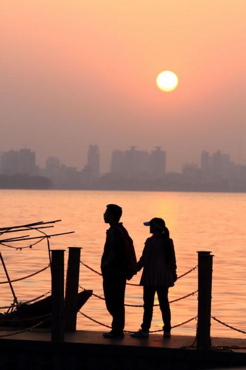 描述了遇见情人非常高兴