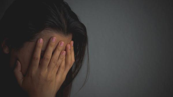 那些使您难过和伤心的人只关心您并且伤害您