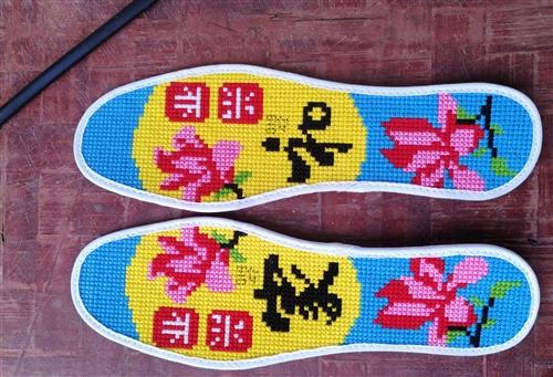 许多人都喜欢绣花鞋垫