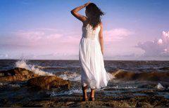 但人们往往在追求幸福中迷失幸福和快乐自己