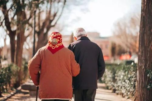 看着母亲脸上的皱纹和父亲太阳穴的白发