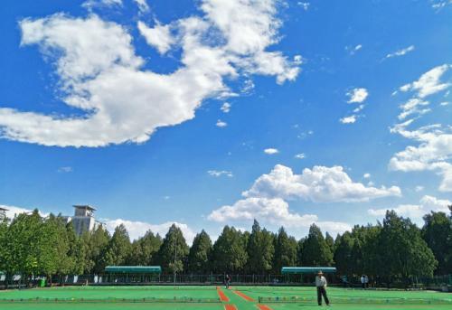 天空像一张蓝纸一样晴朗