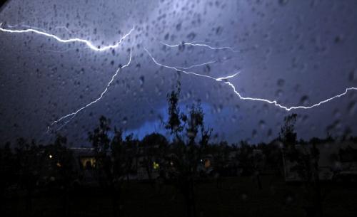 就像在地面上寻找东西一样
