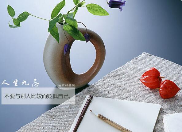 这位少年坐在盛开的樱花树下