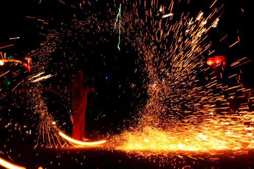 让我们看一下编辑器编写的有关员工快乐年会的句子