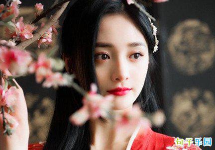 飞鸿斜倚在一栋危险的建筑物上