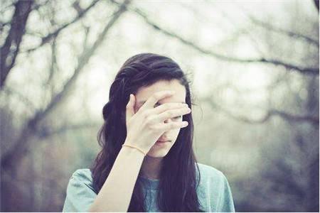 悲伤使人们安静地回忆和思考缓慢