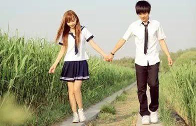 勉强地说不再相信爱情