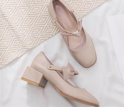 我喜欢穿平底鞋的原因之一可能是轻柔而安静地行走的感觉