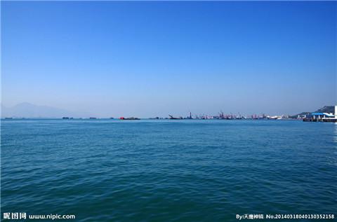 清晨微风拂过窗帘