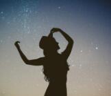 美丽的女孩总是可以吸引许多男孩的眼球