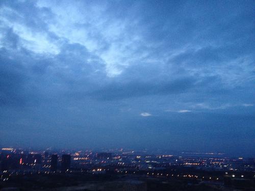 所以我理解为什么在昏暗的灯光下哭泣