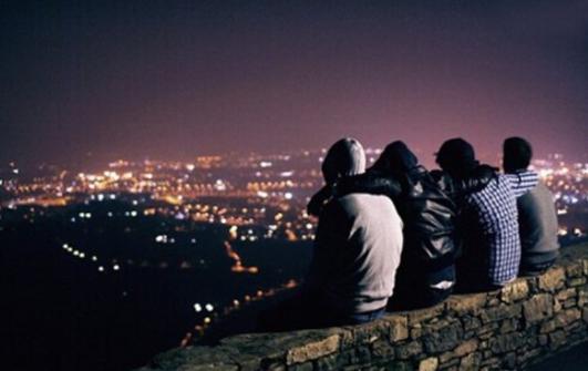 永恒的抒情诗挂在疲惫的吉他上