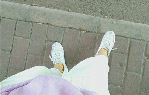 今天的年轻人甚至在冬天都喜欢露出脚踝