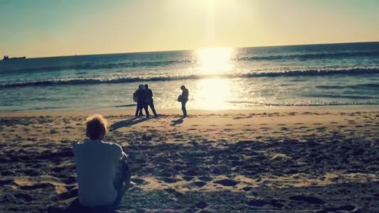 她越喜欢在泥沼中滚动