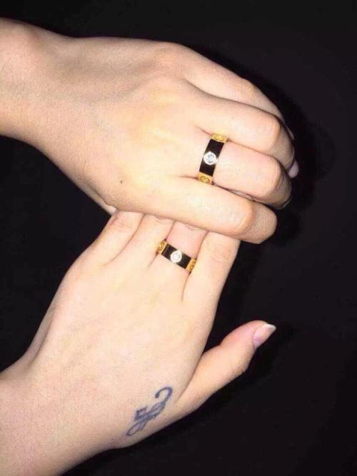 编辑编辑了一些描述两个人在一起非常开心的句子