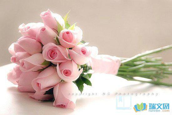 简介：一个人总是走一条陌生的路