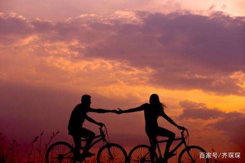 恋人之间的甜蜜爱情是令人羡慕的