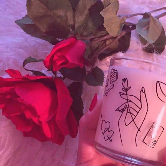 弯曲的月牙儿像梭子鱼一样穿梭在薄薄的云层中