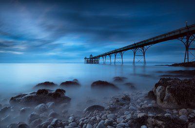 这条河离脚不远